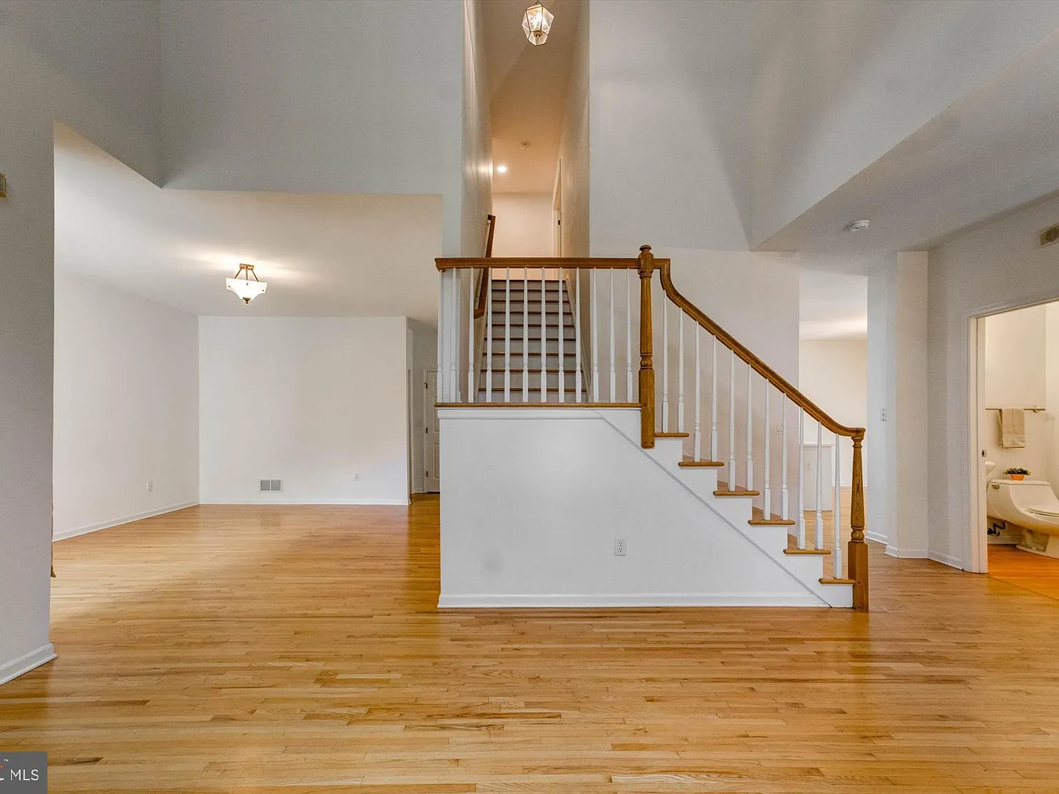 3 bed, 2.5 bath, 2555 sqft, $5,400 — Photo 4