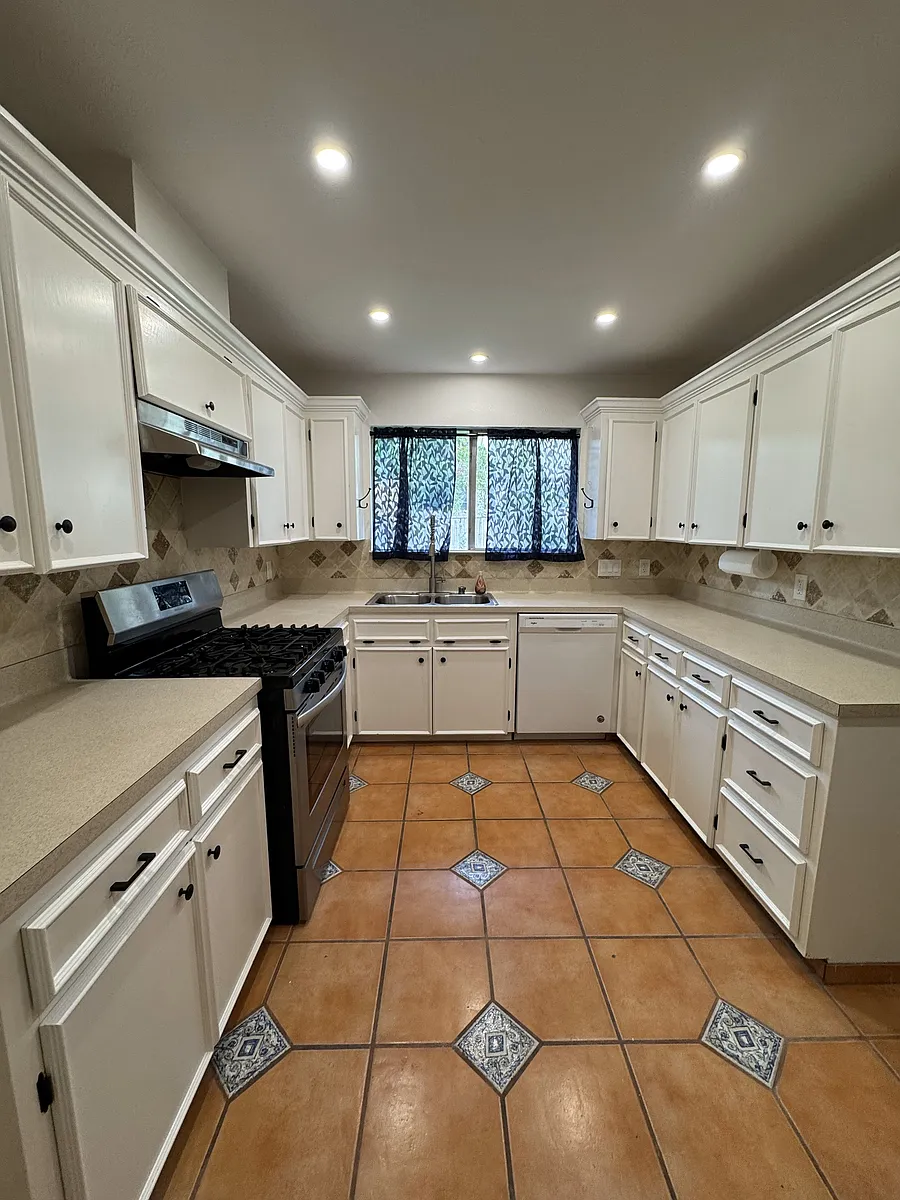 Building Photo - 2200 Stone River Dr