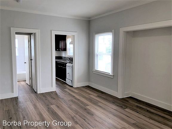 4th image of 924 N Park Cir #B