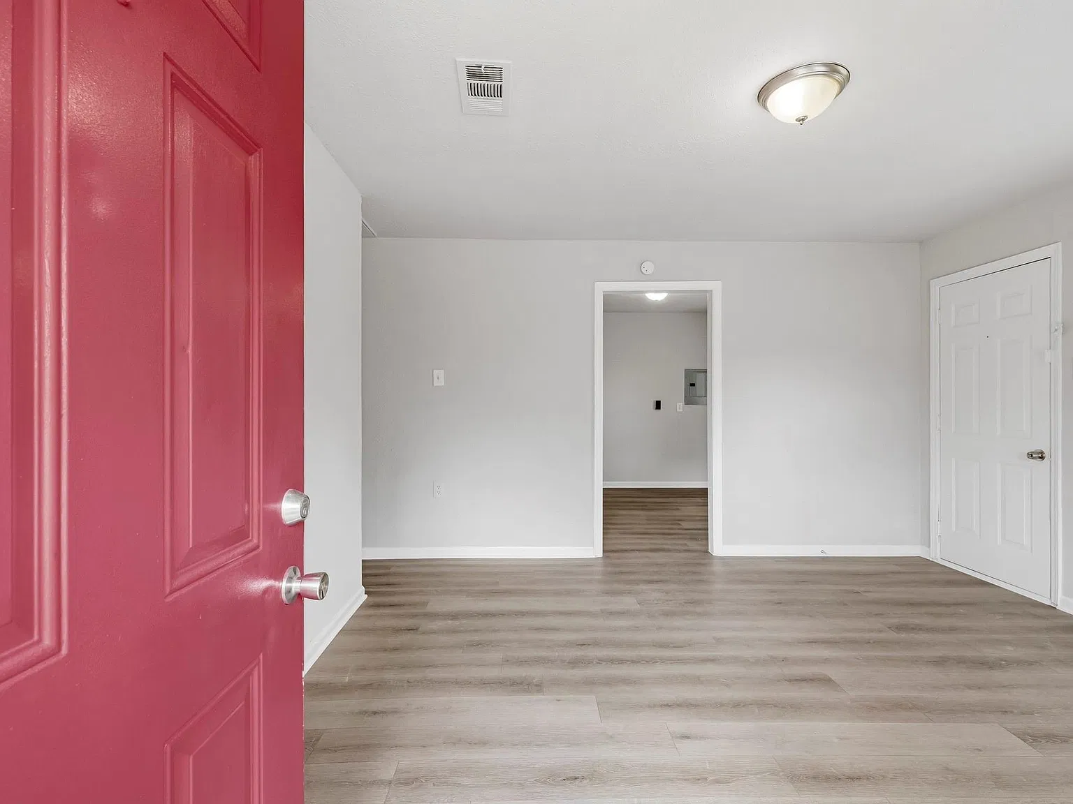 3 bed, 1.0 bath, 858 sqft, $1,200 — Photo 3