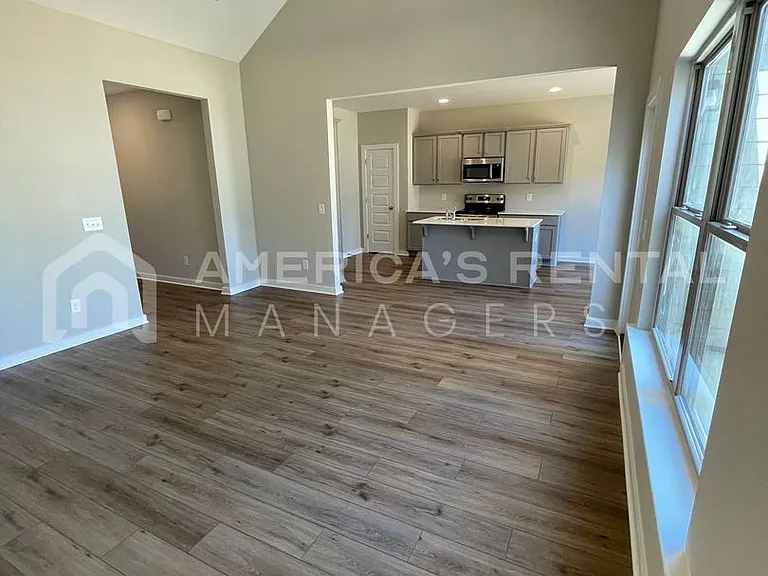 2124 Sullivan Dr — Photo 5