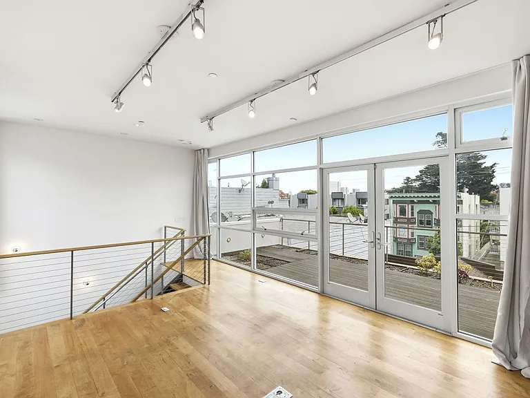 1076 S Van Ness Ave — Photo 45