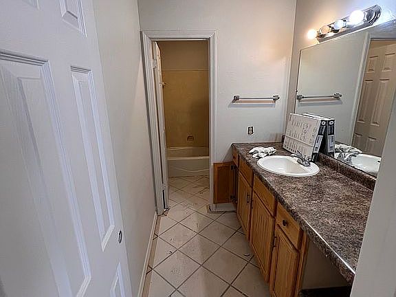 2nd image of 201 Woodale Dr Unit 1-4