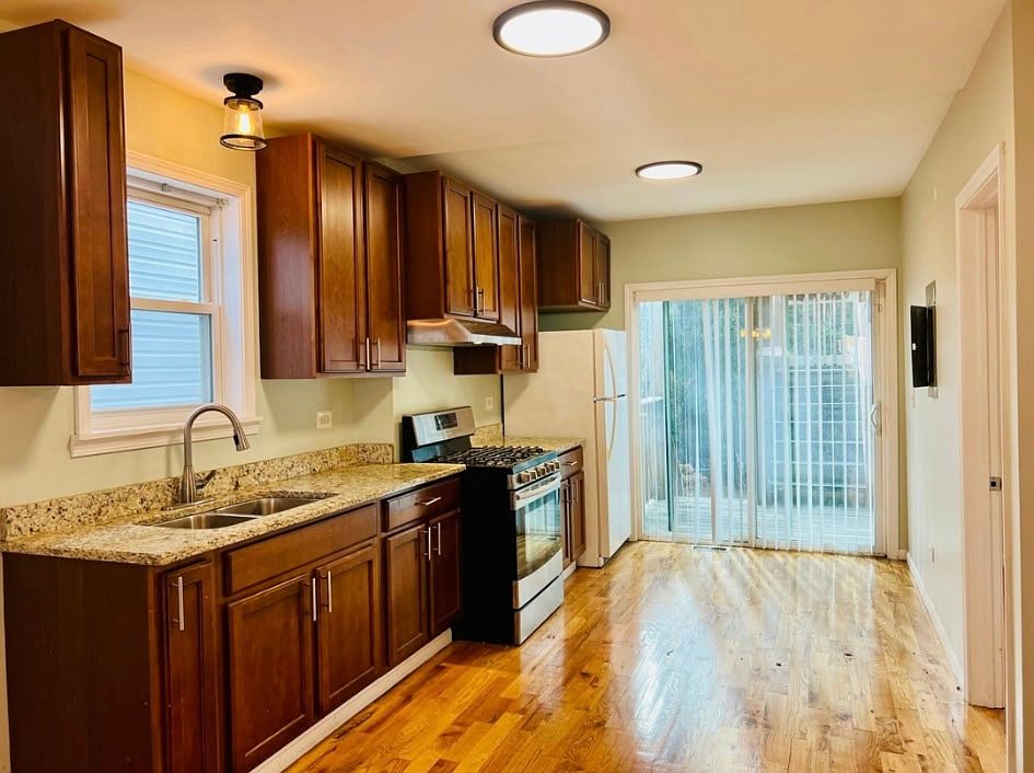 1st image of 1115 W 18th Pl #1