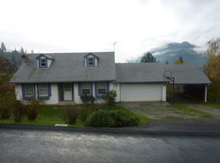 404 Valley View Dr, Rogue River, OR 97537