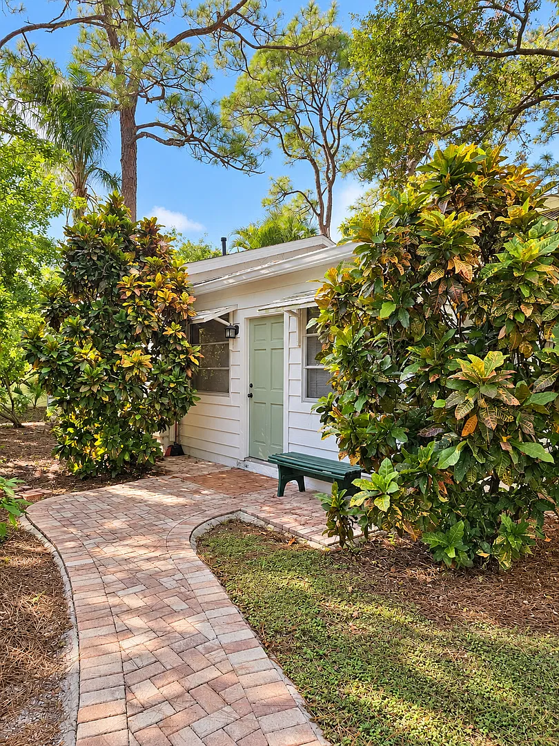 Furnished Seasonal Rental Near the Beach — Photo 2