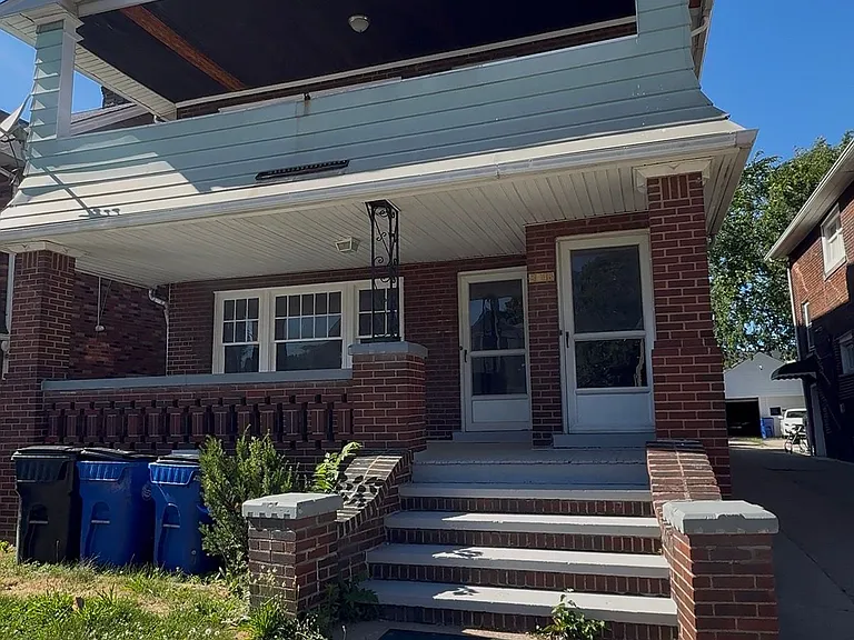 3 bed, 1.0 bath, 1230 sqft, $1,450 — Photo 1