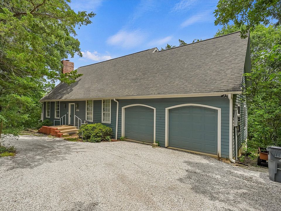 1st image of 202 Fox Hollow Dr