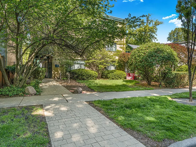 1936 Wesley Ave — Photo 2