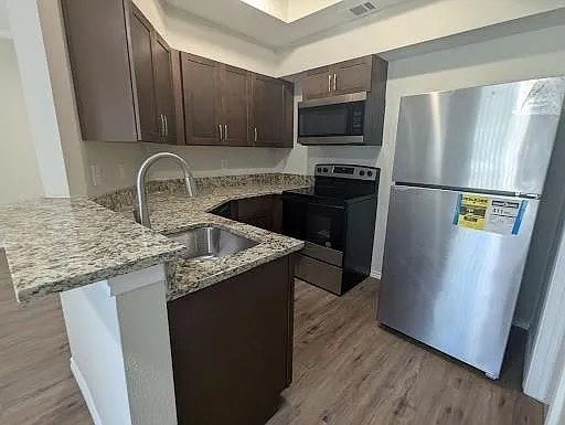 1 bed, 1.0 bath, 608 sqft, $1,350 — Photo 4