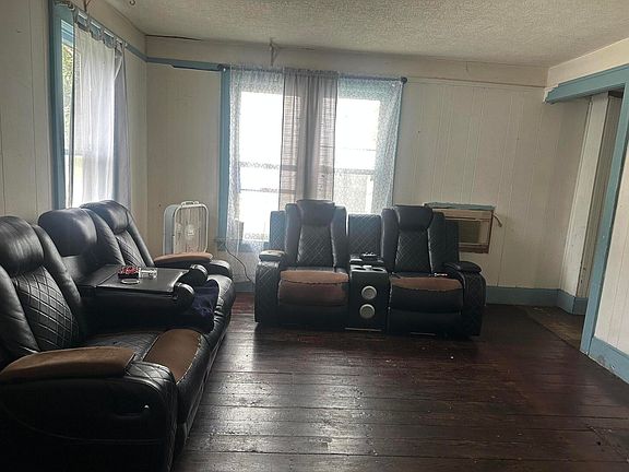 5th image of 418 W Main St