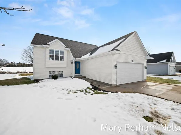 154 Sweet Meadow Dr, Kent City, MI 49330