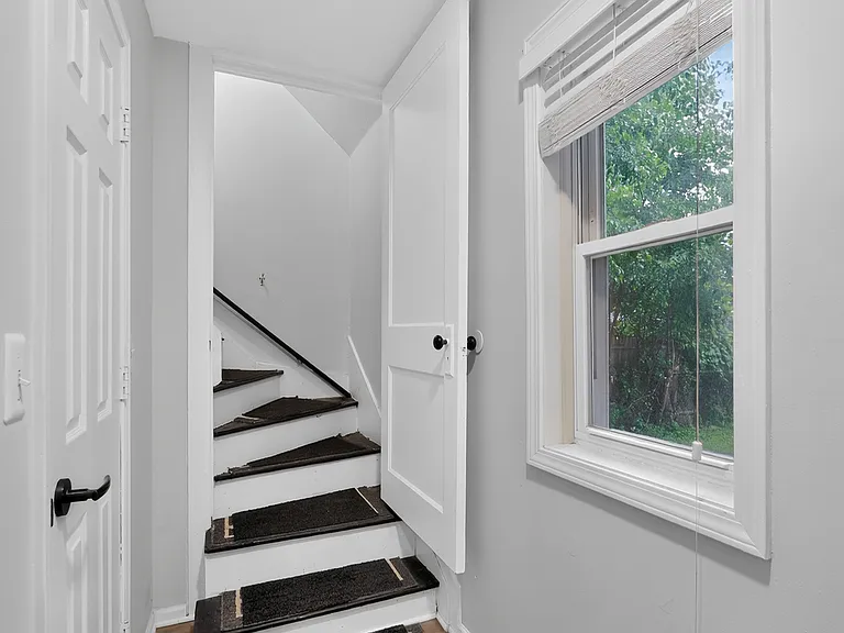 388 E South Blvd — Photo 14