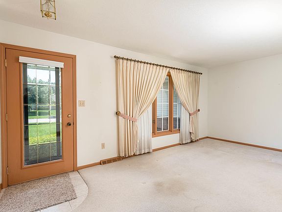 5th image of 2881 Rosewood St