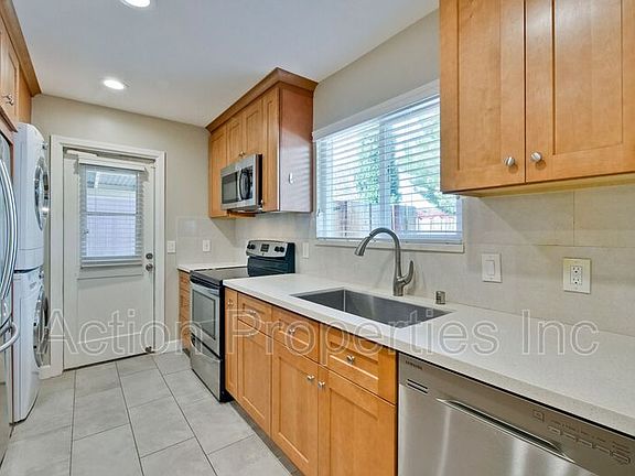 3rd image of 10173 Empire Ave