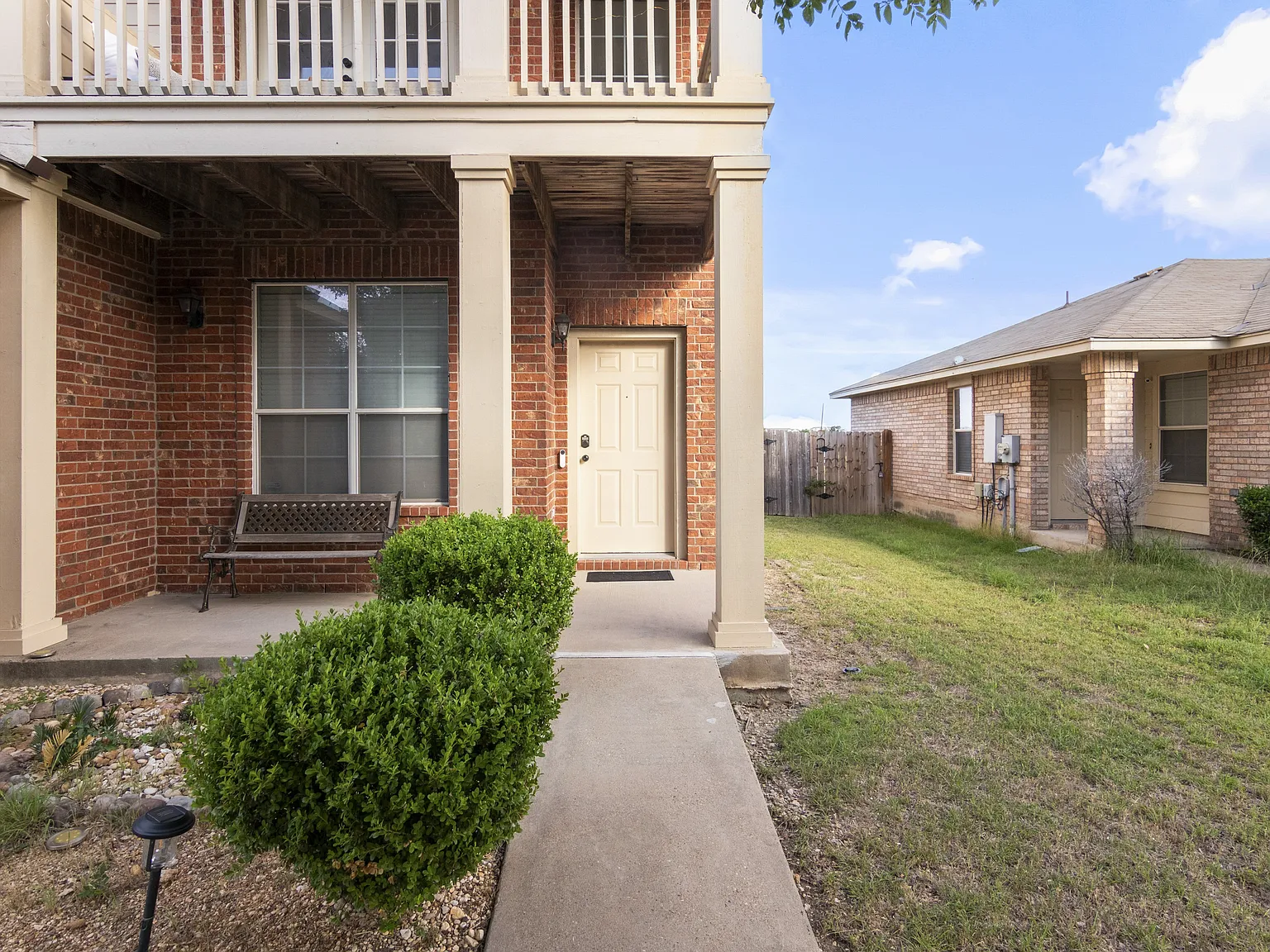 3 bed, 2.5 bath, 1870 sqft, $2,000 — Photo 4
