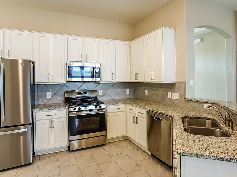 1902 Walnut Green Cir — Photo 7