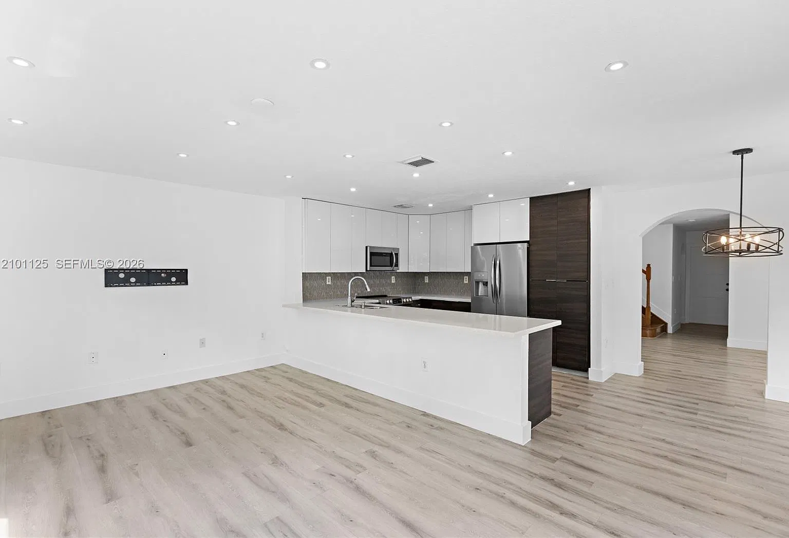 4 bed, 2.5 bath, 2550 sqft, $4,200 — Photo 3