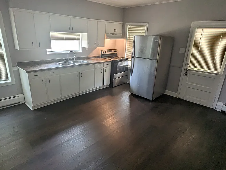 111 Center St — Photo 11