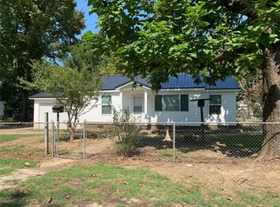 307 W Cherokee St, Gans, OK 74936