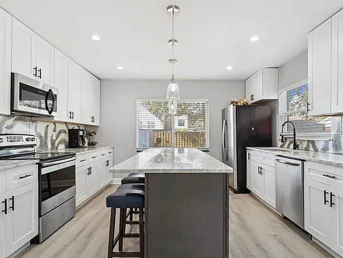 715 W Harlan St — Photo 16
