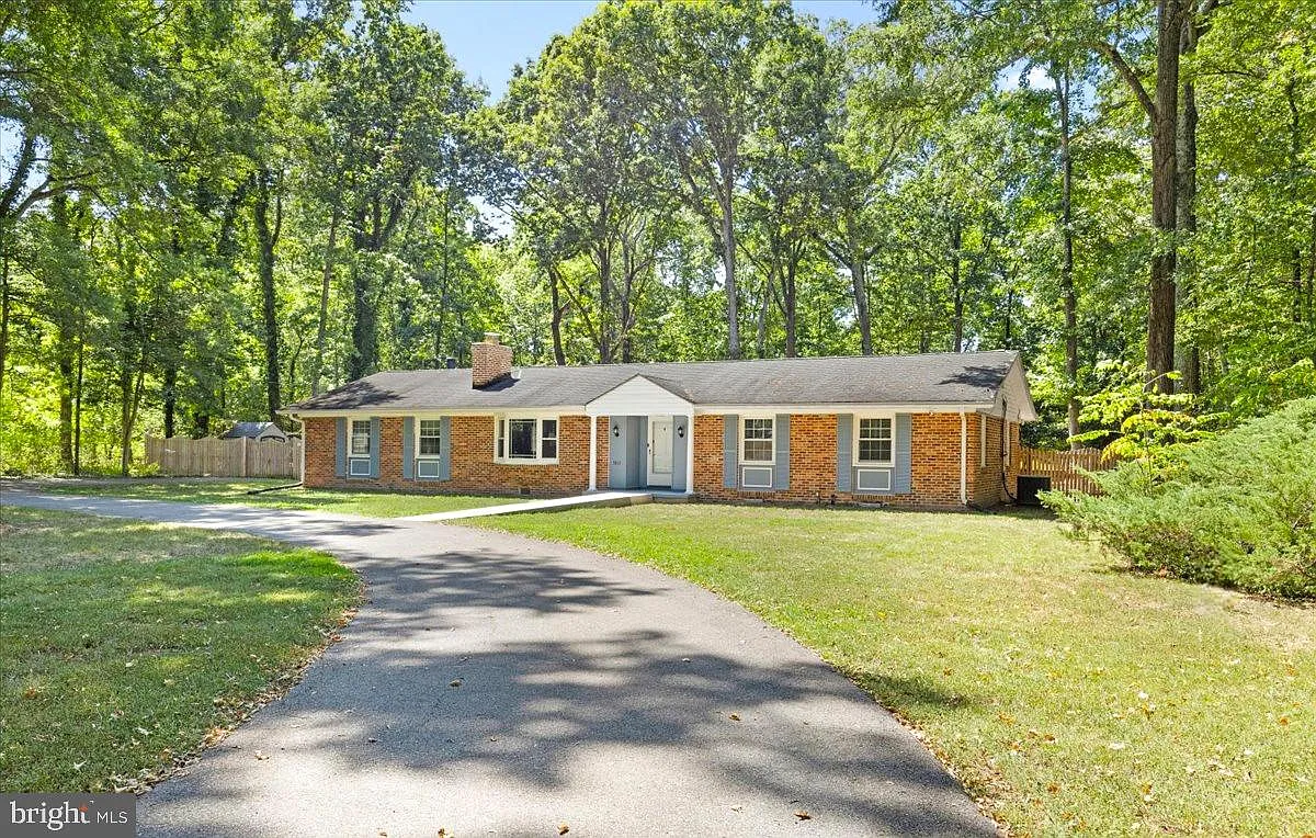 3813 Stoneybrook Rd photo 1