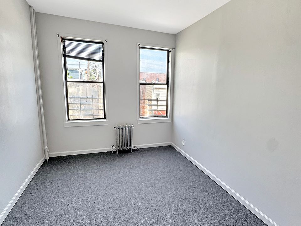 1ST BEDROOM (UN-STAGED)
