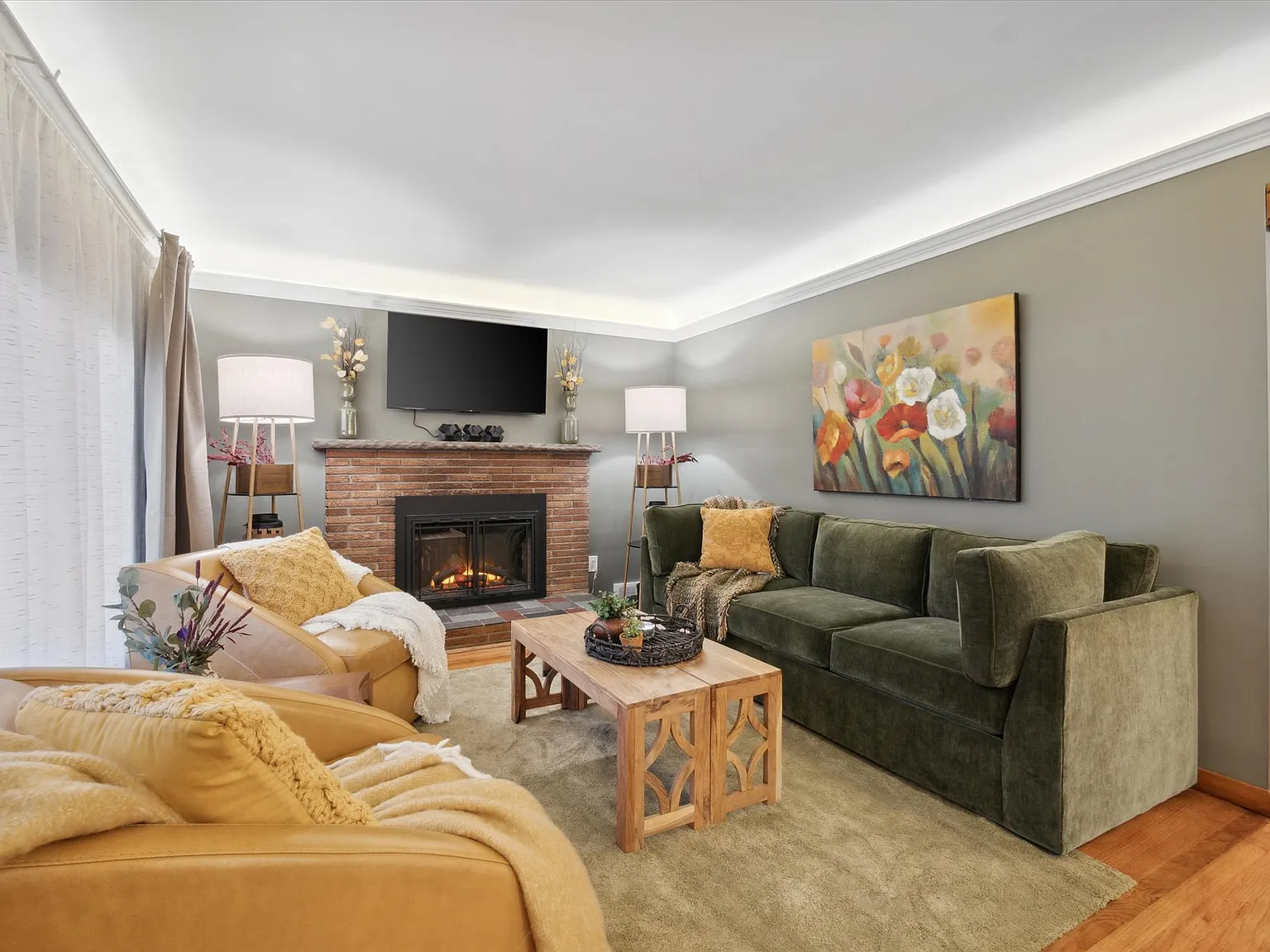 3 bed, 1000 sqft, $3,700 — Photo 1