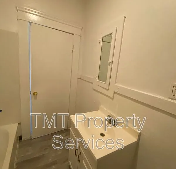 202-208 W Oak St #208 W OAK STREET — Photo 20