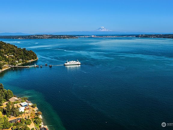 The home is situated at the southern tip of Vashon Island. One can watch the ferries, the otters and the eagles all day long.>