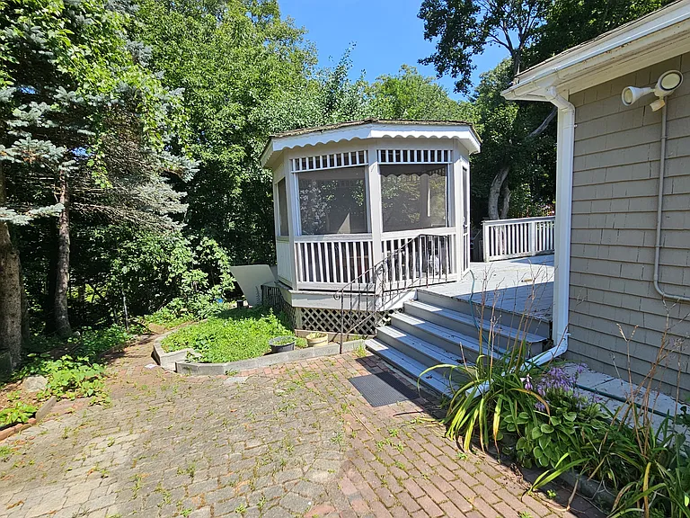 13 Otis St — Photo 20
