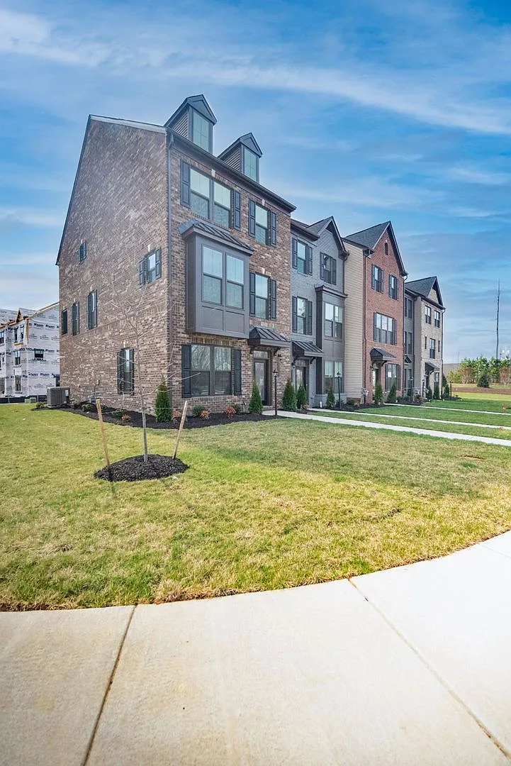 4 bed, 3.5 bath, 2187 sqft, $3,443 — Photo 3
