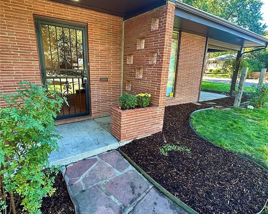 1st image of 798 N Leyden Street