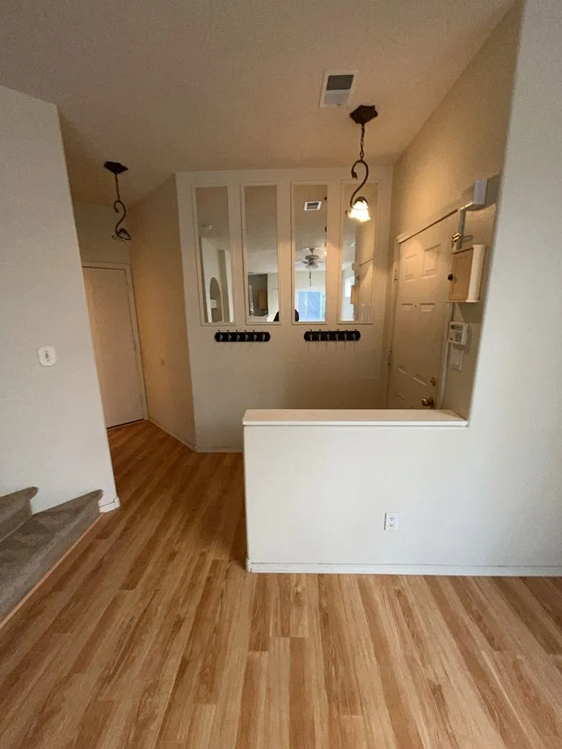 2 Bedroom, 2.5 Bathroom Home! Schedule a Showing! — Photo 3