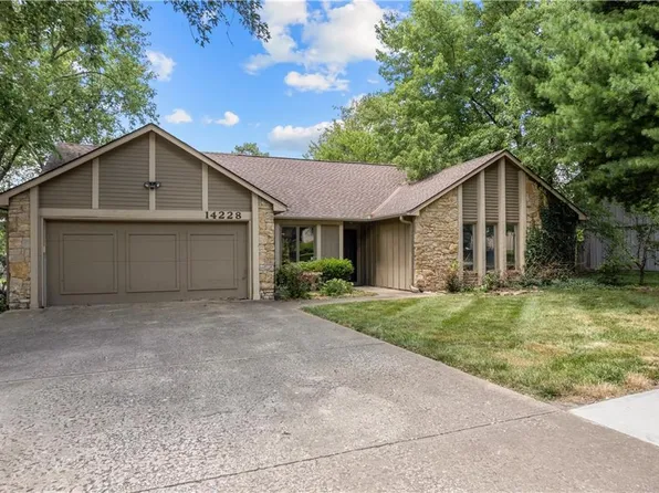 14228 S Sycamore Dr, Olathe, KS 66062