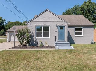 6004 Twin Lakes Dr, Parma, OH 44129