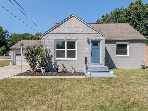 6004 Twin Lakes Dr, Parma, OH 44129