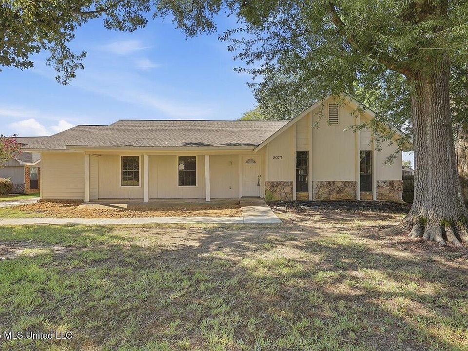 1st image of 2077 Lakeshore Dr