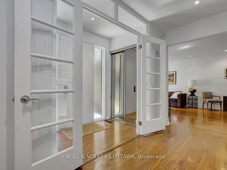 516 Buchanan Cres — Photo 3