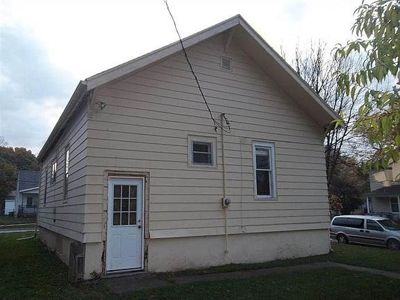 3rd image of 1339 Columbia Ave NE