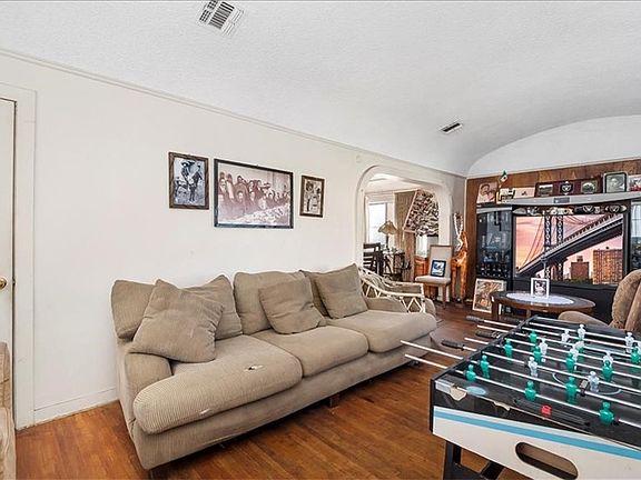 4th image of 546 Eastmont Ave