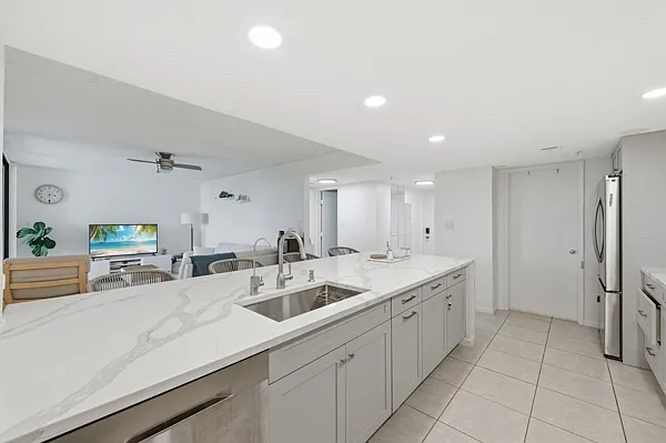 1915 Lavers Cir E #508 — Photo 3