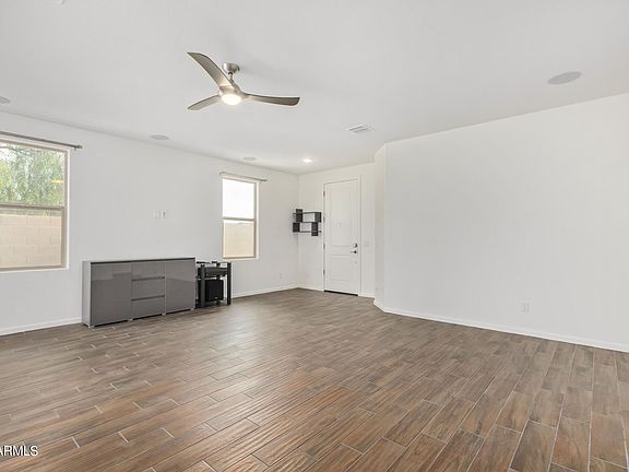 4th image of 770 W Nova Pl