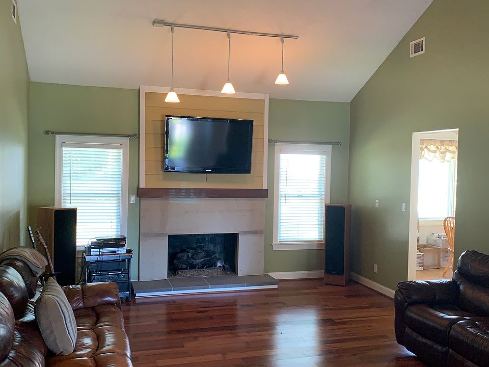 2nd image of 952 Nugent Dr