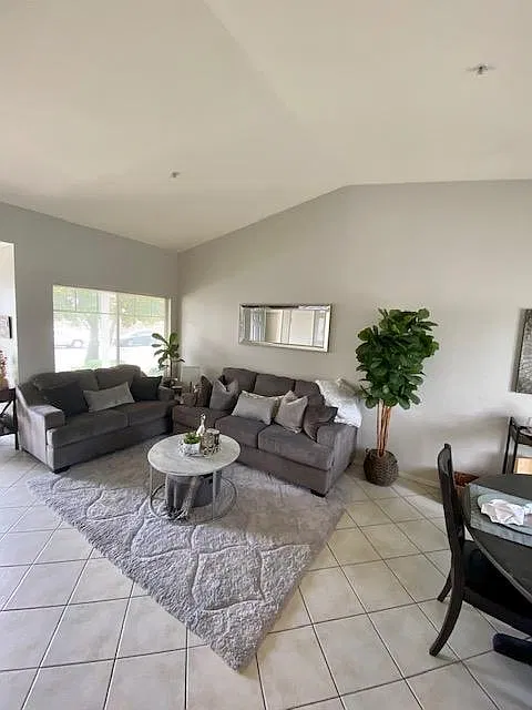 3 bed, 2.5 bath, 1485 sqft, $4,200 — Photo 4
