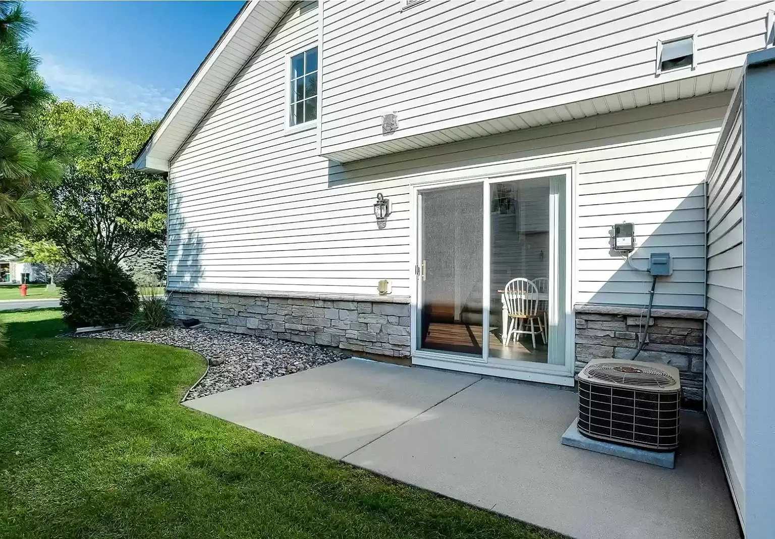 2 bed, 1.5 bath, 1518 sqft, $1,800 — Photo 2