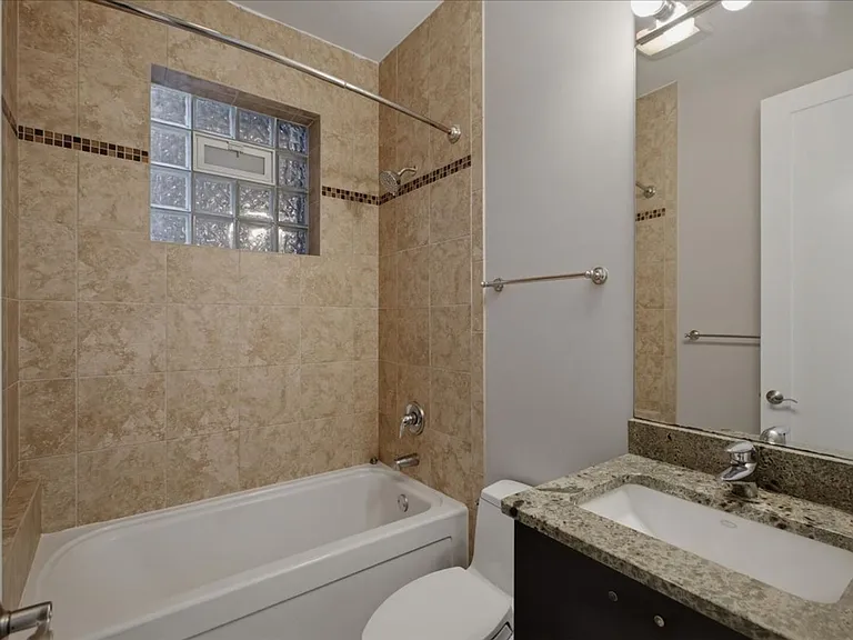 1649 W Cortland St — Photo 34
