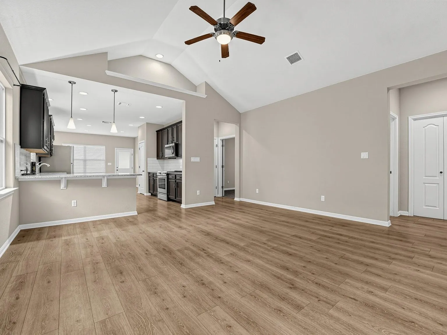3 bed, 2.0 bath, 1384 sqft, $1,945 — Photo 4