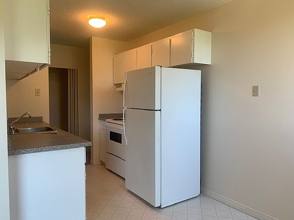 3rd image of 9 Clearwater Cres #7
