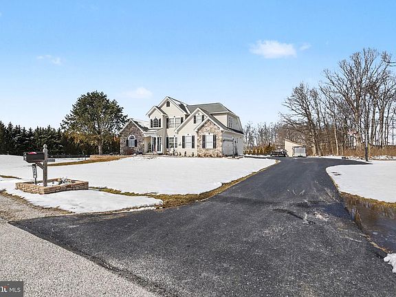 4th image of 240 Amanda Dr